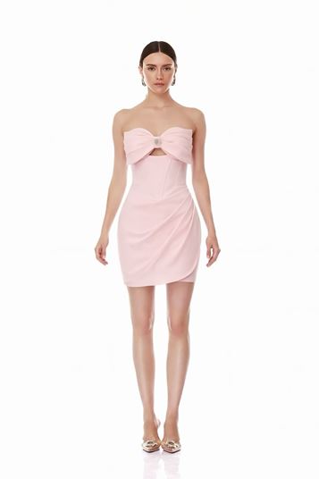 فستان سهرة بتصميم فيونكة وردية فاتحة على الصدر